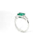 Anello in oro bianco con smeraldo Lab-Grown e diamanti Lab-Grown taglio taper.