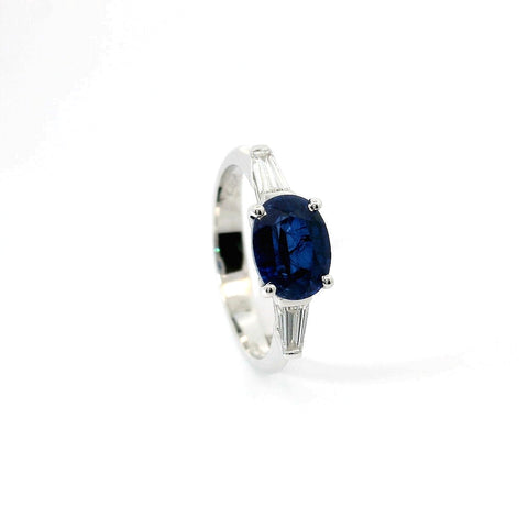 Anello in oro bianco con zaffiro Lab-Grown taglio ovale e diamanti Lab-Grown taglio taper.