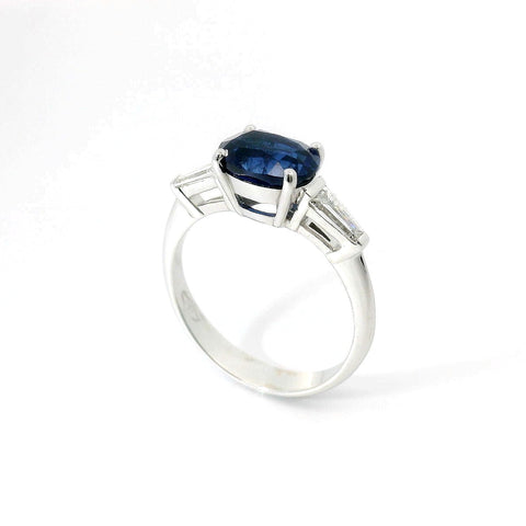 Anello in oro bianco con zaffiro Lab-Grown taglio ovale e diamanti Lab-Grown taglio taper.
