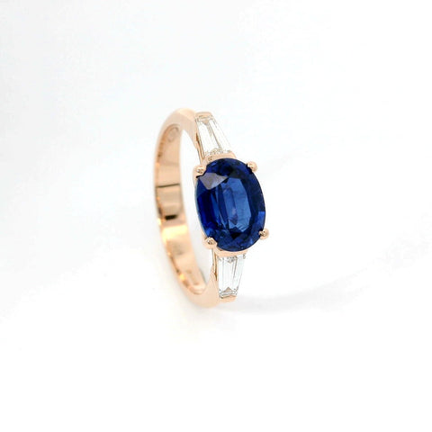 Anello in oro rosa con zaffiro Lab-Grown e diamanti Lab-Grown taglio taper.