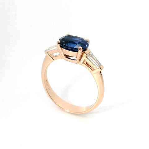 Anello in oro rosa con zaffiro Lab-Grown e diamanti Lab-Grown taglio taper.
