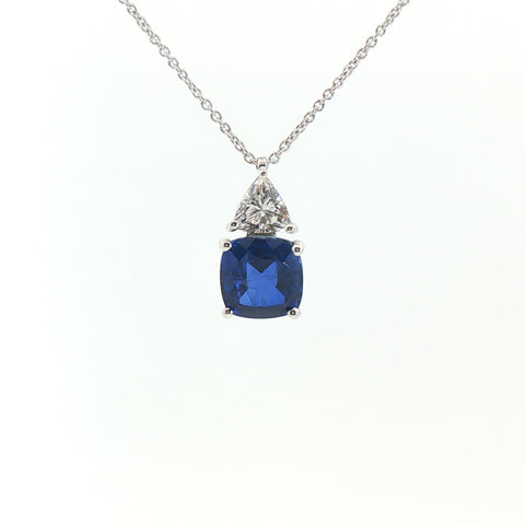 Girocollo in oro bianco con zaffiro Lab-Grown taglio cuscino e diamante Lab-Grown taglio trillion.
