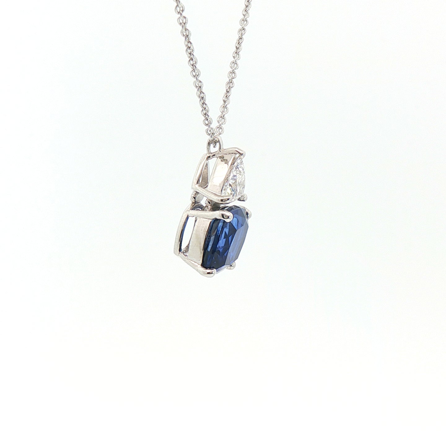Girocollo in oro bianco con zaffiro Lab-Grown taglio cuscino e diamante Lab-Grown taglio trillion.