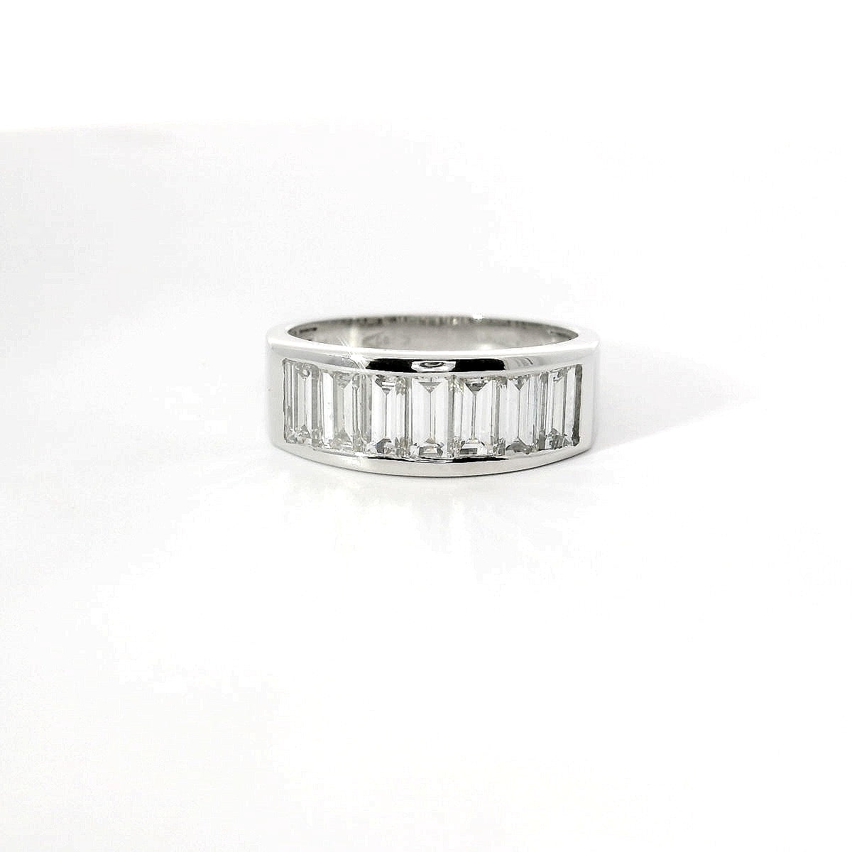 Fedina in oro bianco e diamanti Lab-Grown taglio baguette, 1,60 carati.