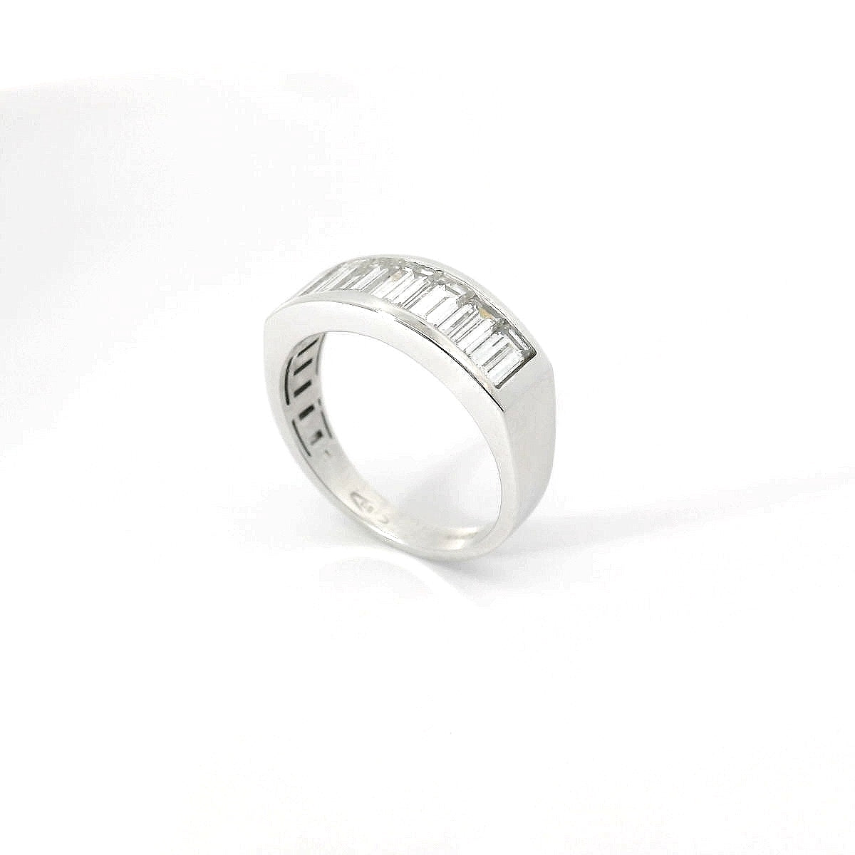 Fedina in oro bianco e diamanti Lab-Grown taglio baguette, 1,60 carati.