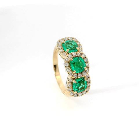 Anello in oro giallo con smeraldi Lab-grown e diamanti Lab-Grown taglio brillante.