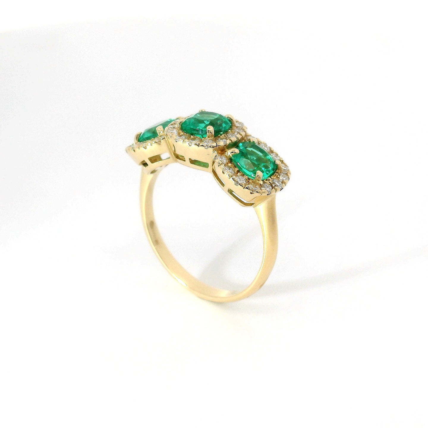 Anello in oro giallo con smeraldi Lab-grown e diamanti Lab-Grown taglio brillante.