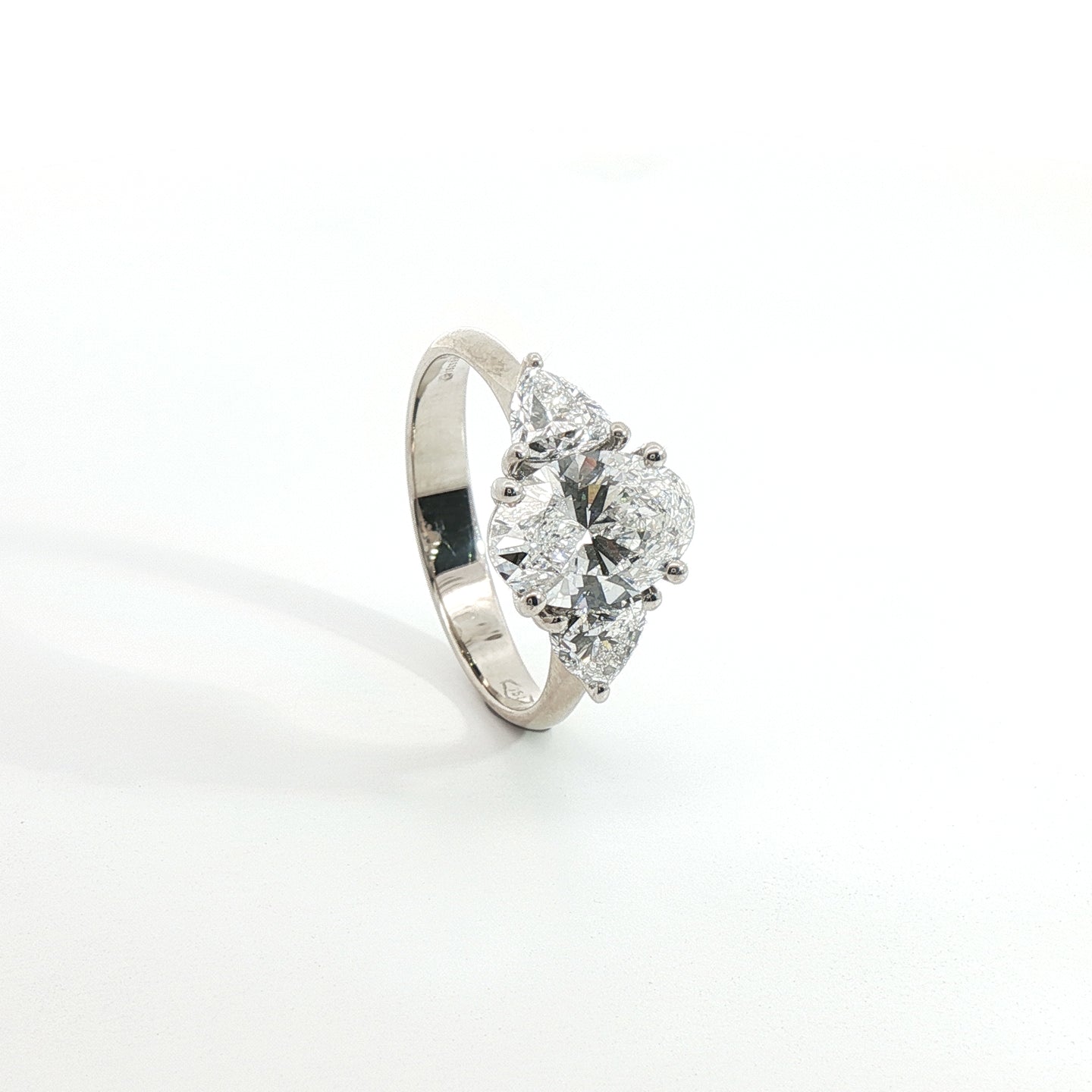 Trilogy in oro bianco con diamanti Lab-Grown taglio ovale e trillion, 2,23 carati.