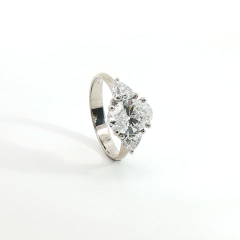 Trilogy in oro bianco con diamanti Lab-Grown taglio ovale e trillion, 2,23 carati.