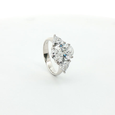 Trilogy in oro bianco con diamanti Lab-Grown taglio ovale e trillion, 4,06 carati.