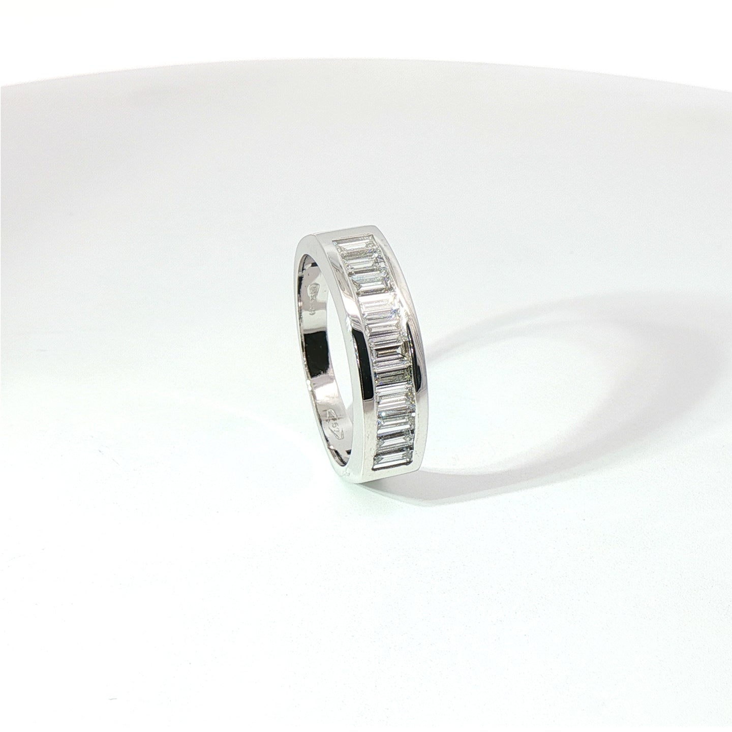 Anello in oro bianco con diamanti Lab-Grown taglio baguette, 0,89 carati.