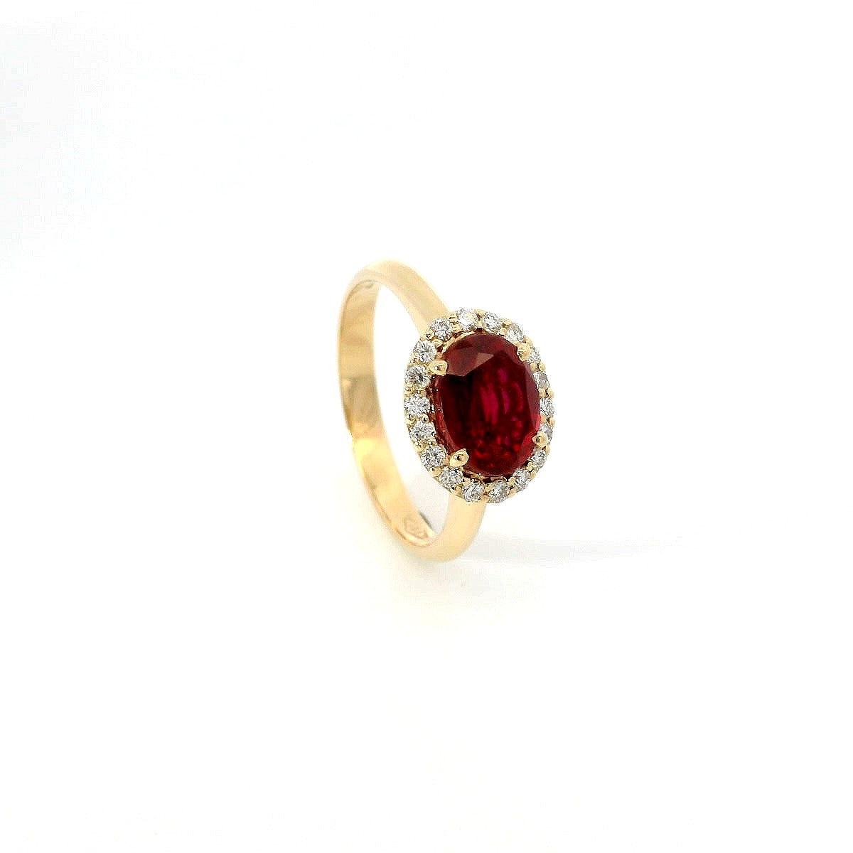 Anello in oro giallo con rubino Lab-Grown e diamanti Lab-Grown taglio brillante.