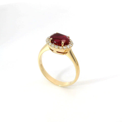 Anello in oro giallo con rubino Lab-Grown e diamanti Lab-Grown taglio brillante.
