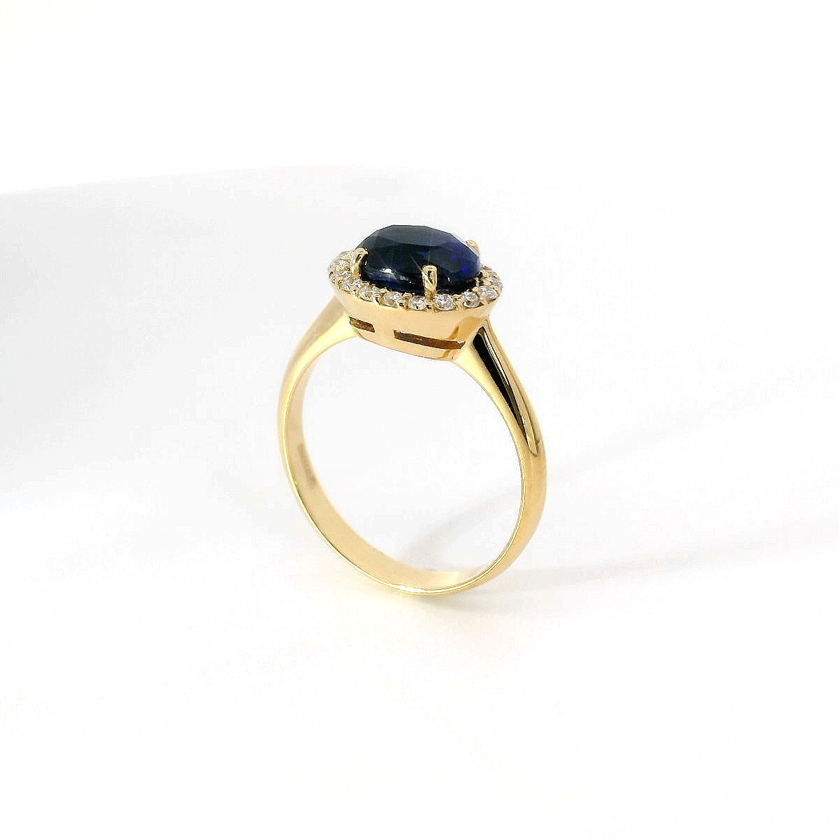 Anello in oro giallo con zaffiro Lab-Grown e diamanti Lab-Grown taglio brillante.