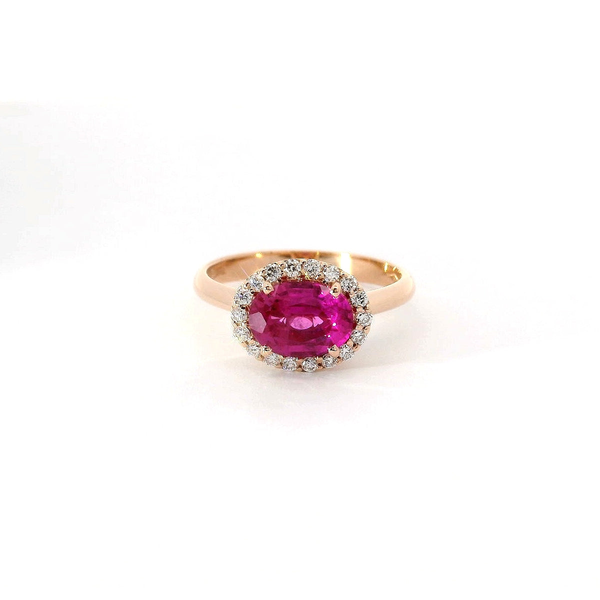 Anello in oro rosa con zaffiro rosa Lab-Grown taglio ovale e diamanti Lab-Grown taglio brillante.