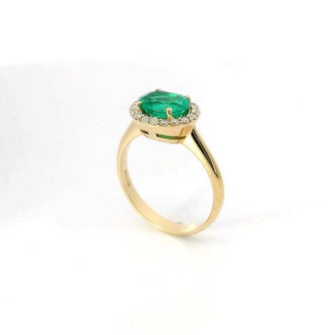 Anello in oro giallo con smeraldo Lab-Grown e diamanti Lab-Grown taglio brillante.