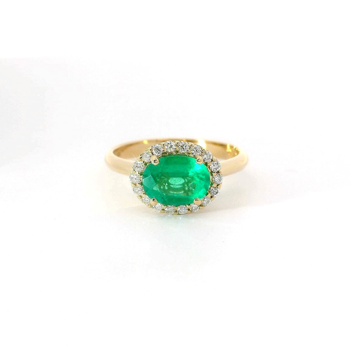 Anello in oro giallo con smeraldo Lab-Grown e diamanti Lab-Grown taglio brillante.