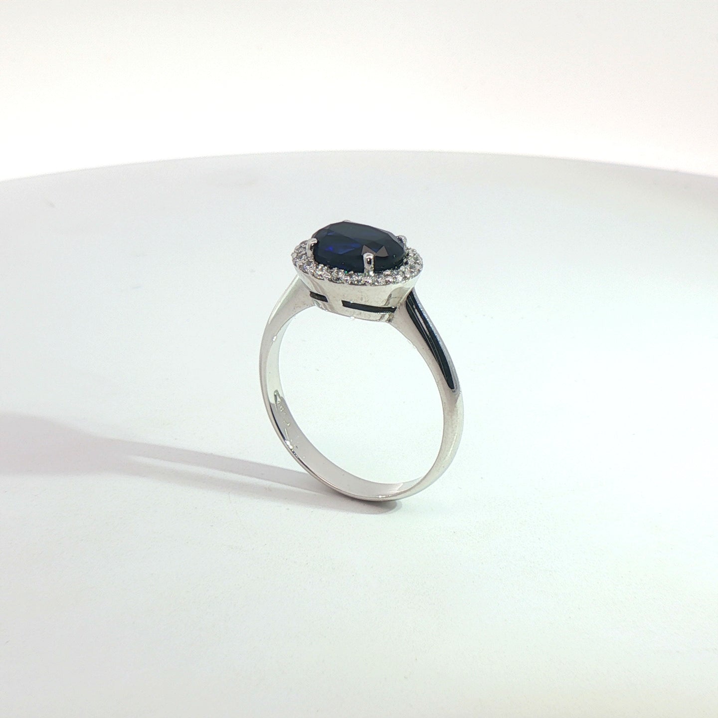 Anello in oro bianco con zaffiro Lab-Grown taglio ovale e diamanti Lab-Grown taglio brillante.