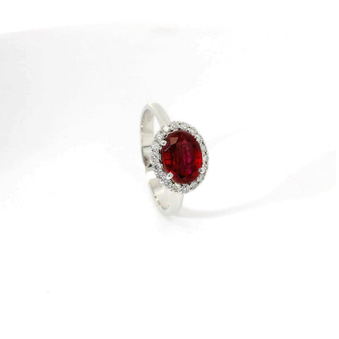 Anello in oro bianco con rubino Lab-Grown e diamanti Lab-Grown taglio brillante.