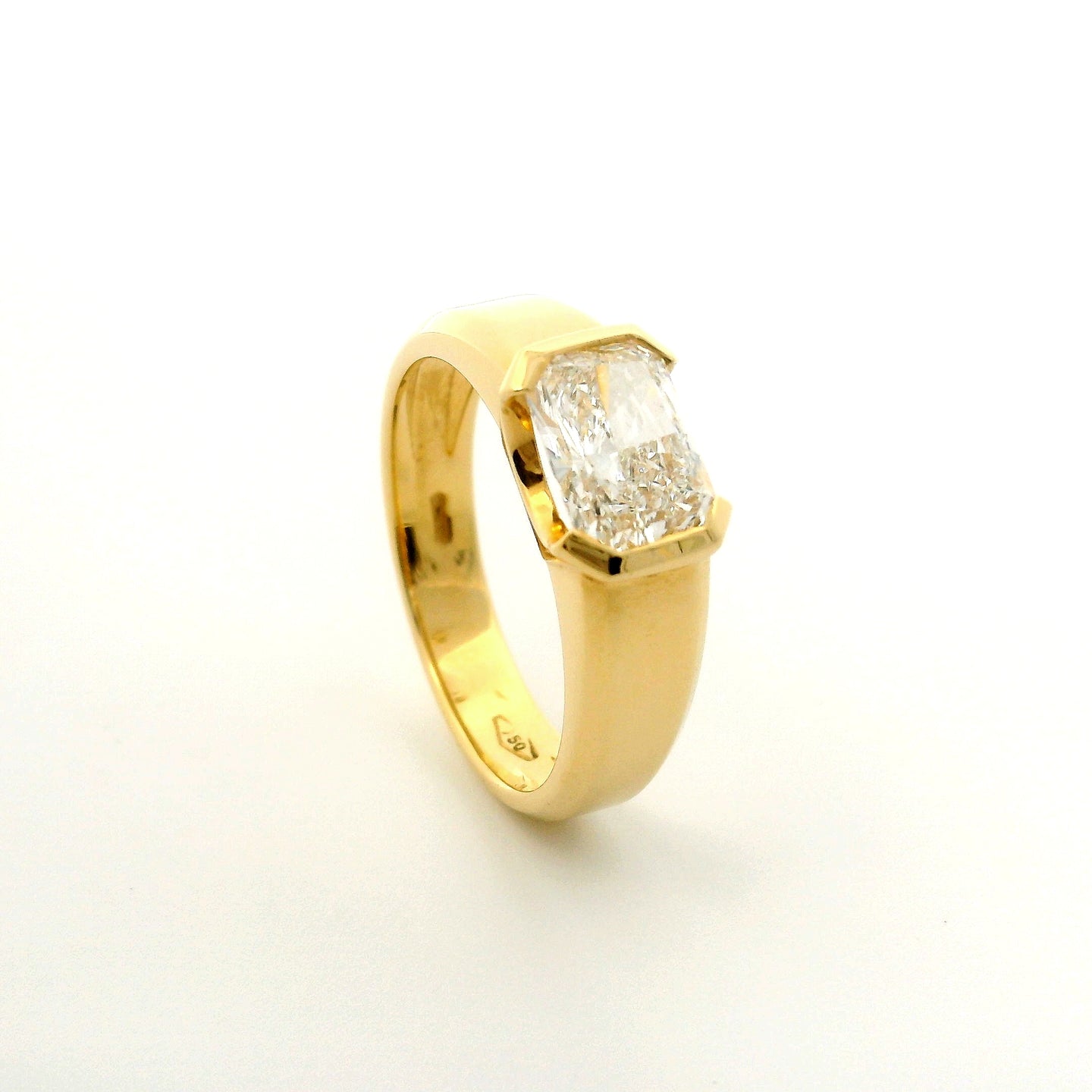 Solitario Aurea in oro giallo con diamante lab-grown taglio radiant, 1,30 carati.