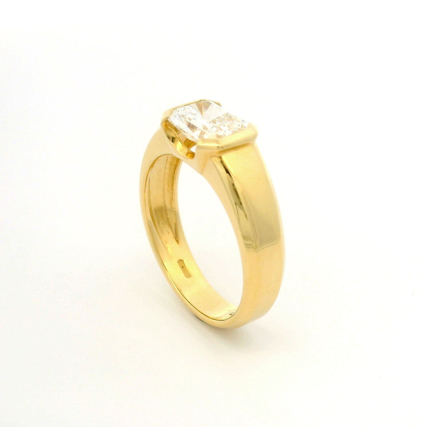 Solitario Aurea in oro giallo con diamante lab-grown taglio radiant, 1,30 carati.