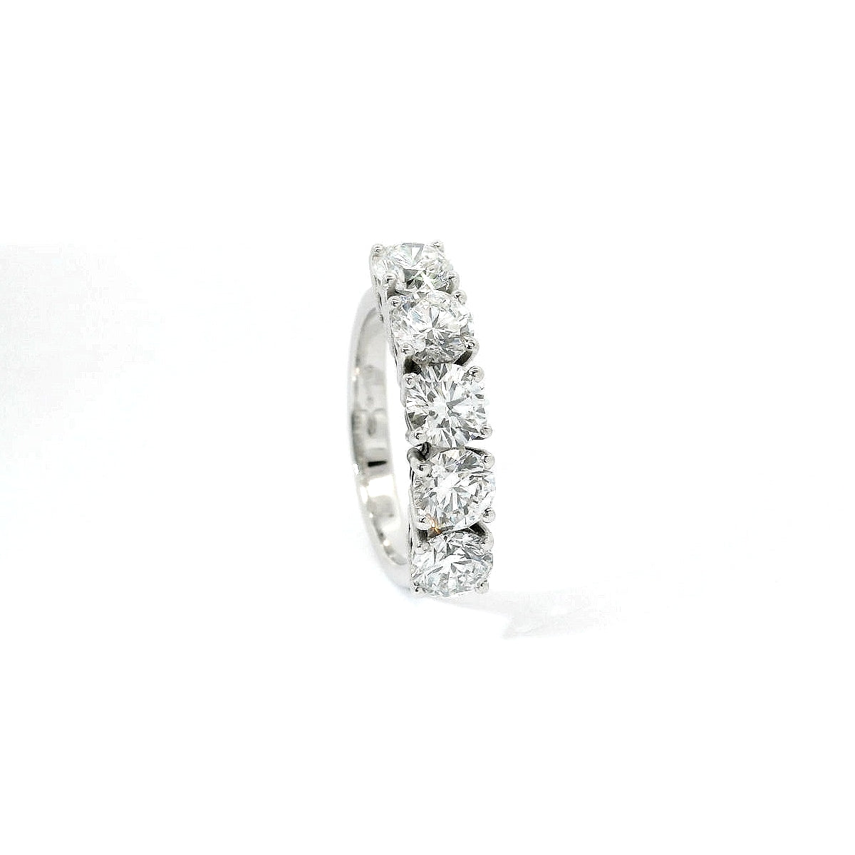 Fedina a 5 pietre in oro bianco e diamanti Lab-grown taglio Brillante, 2,63 carati.