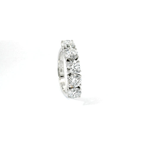 Fedina a 5 pietre in oro bianco e diamanti Lab-grown taglio Brillante, 2,63 carati.