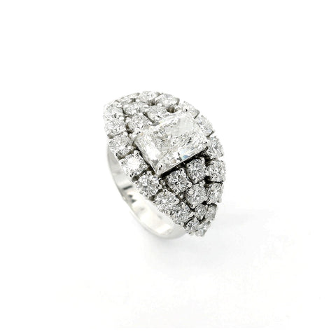Anello Fascia in oro bianco con diamanti lab-grown taglio radiant e brillante, 4,53 carati.