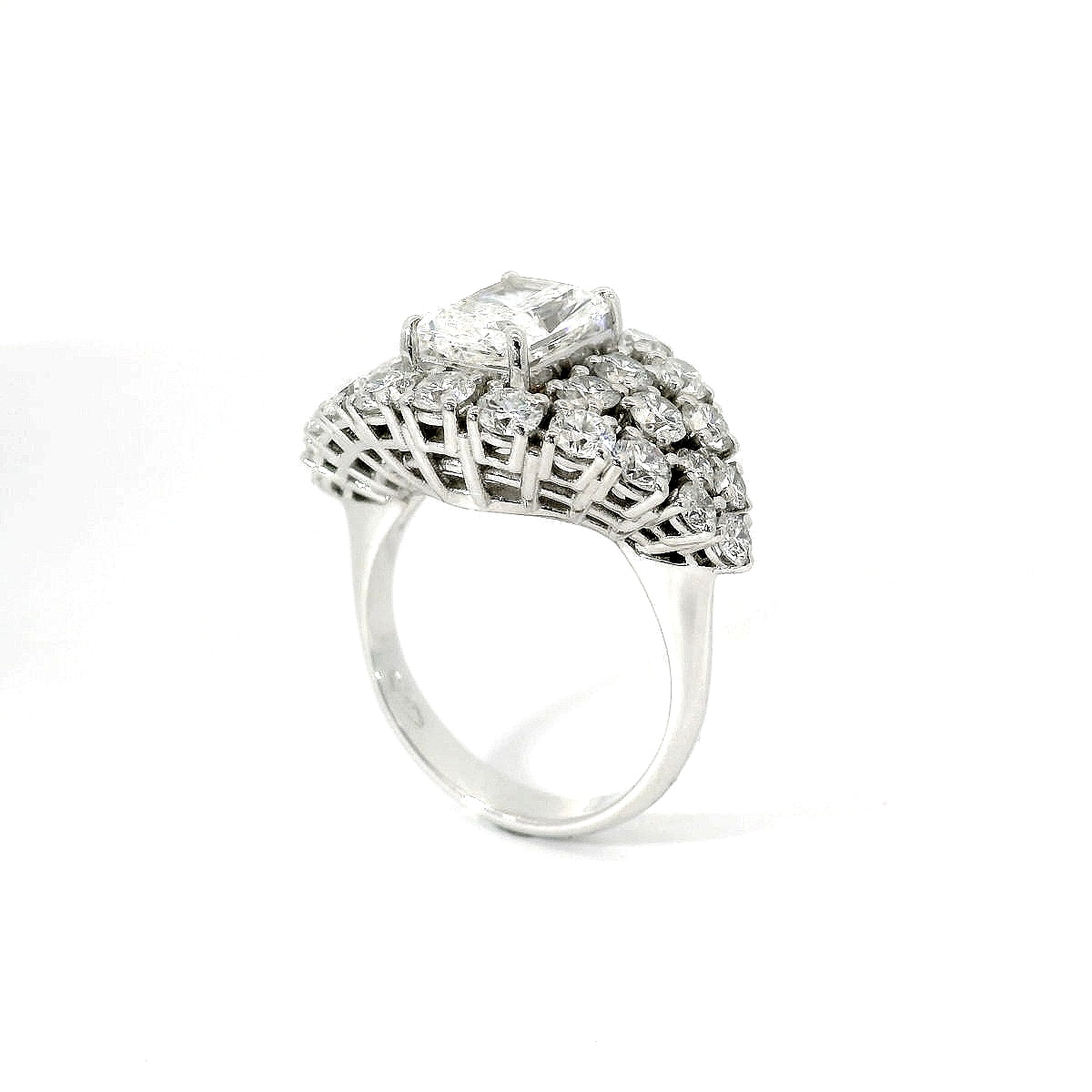 Anello Fascia in oro bianco con diamanti lab-grown taglio radiant e brillante, 4,53 carati.