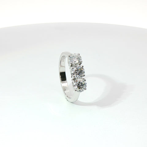 Anello Trilogy in oro bianco con diamanti Lab-Grown taglio brillante, 1,56 carati.