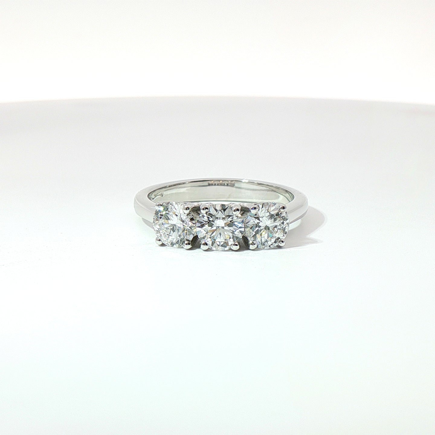 Anello Trilogy in oro bianco con diamanti Lab-Grown taglio brillante, 1,56 carati.