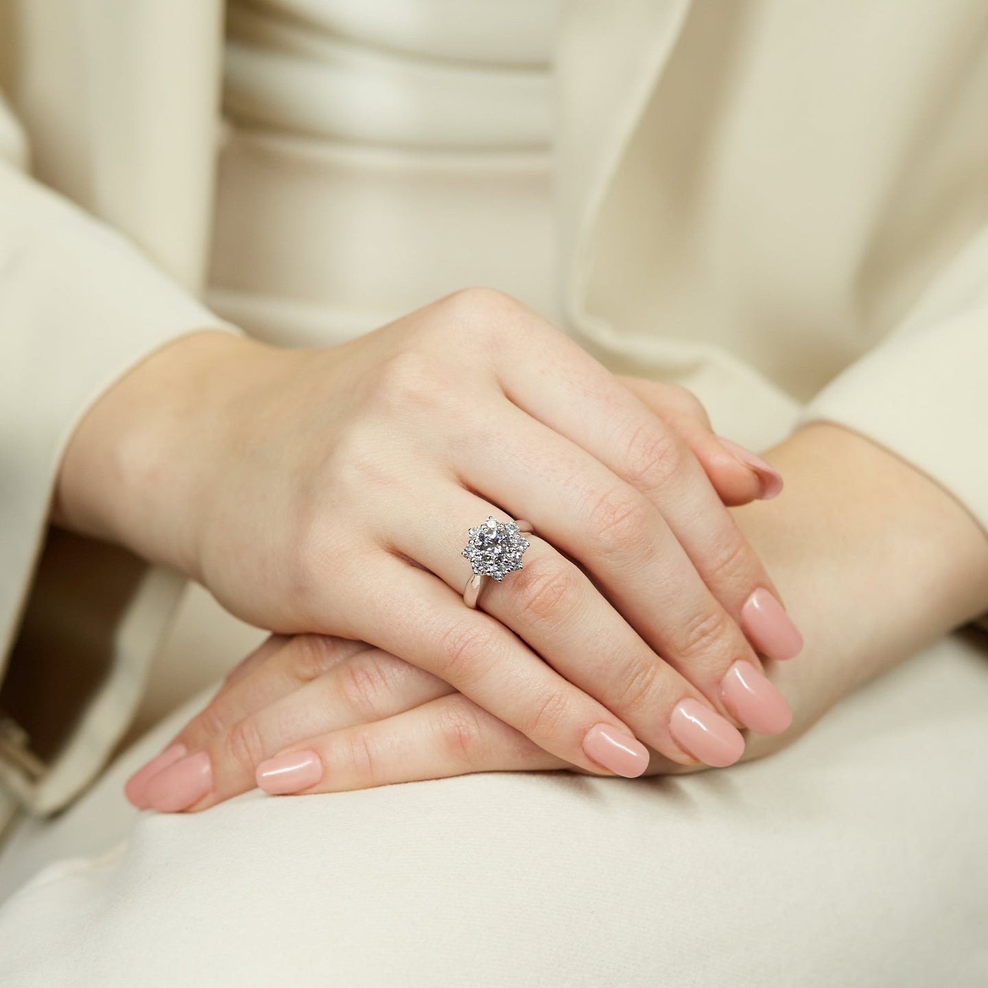 Anello Margherita in Oro Bianco e Diamanti Lab-Grown taglio brillante, 2,68 carati.
