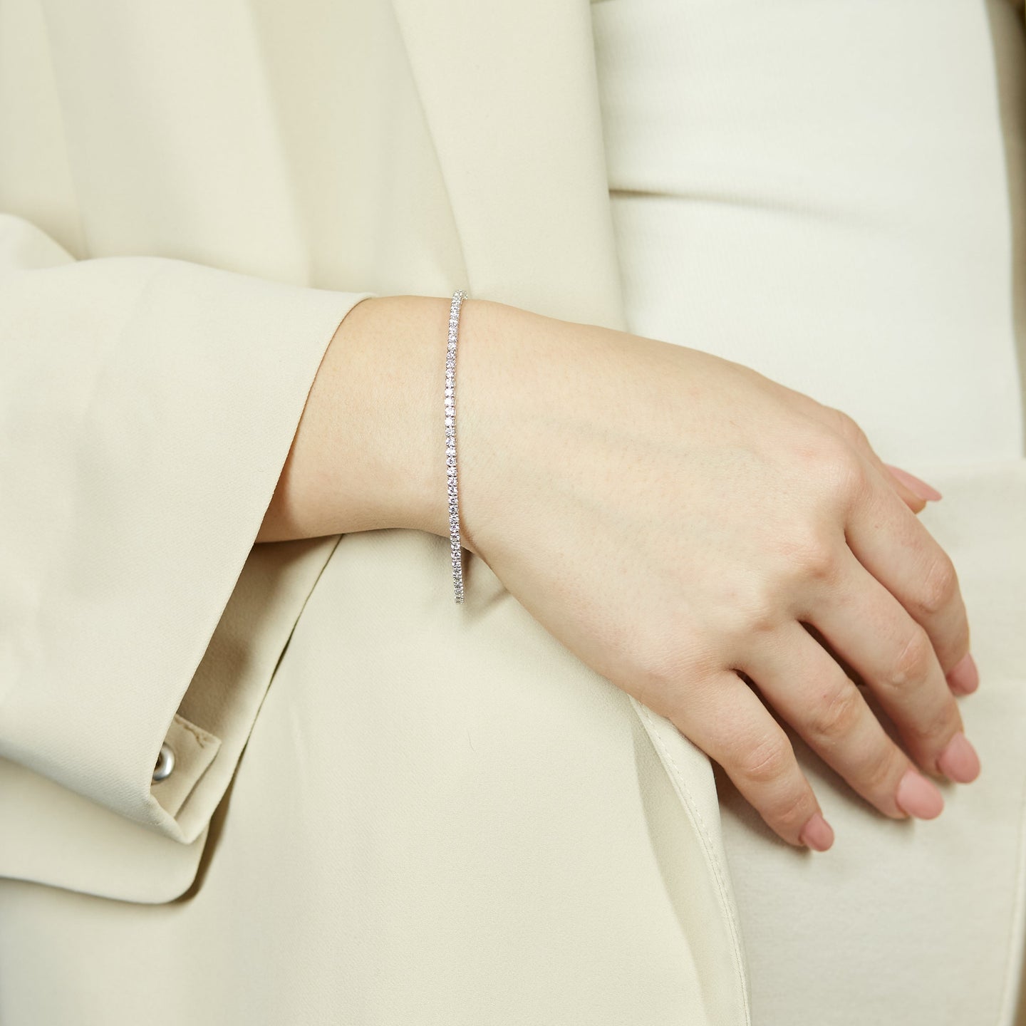 Bracciale tennis a filo in oro bianco e diamanti lab-grown taglio brillante, 2,58 carati.