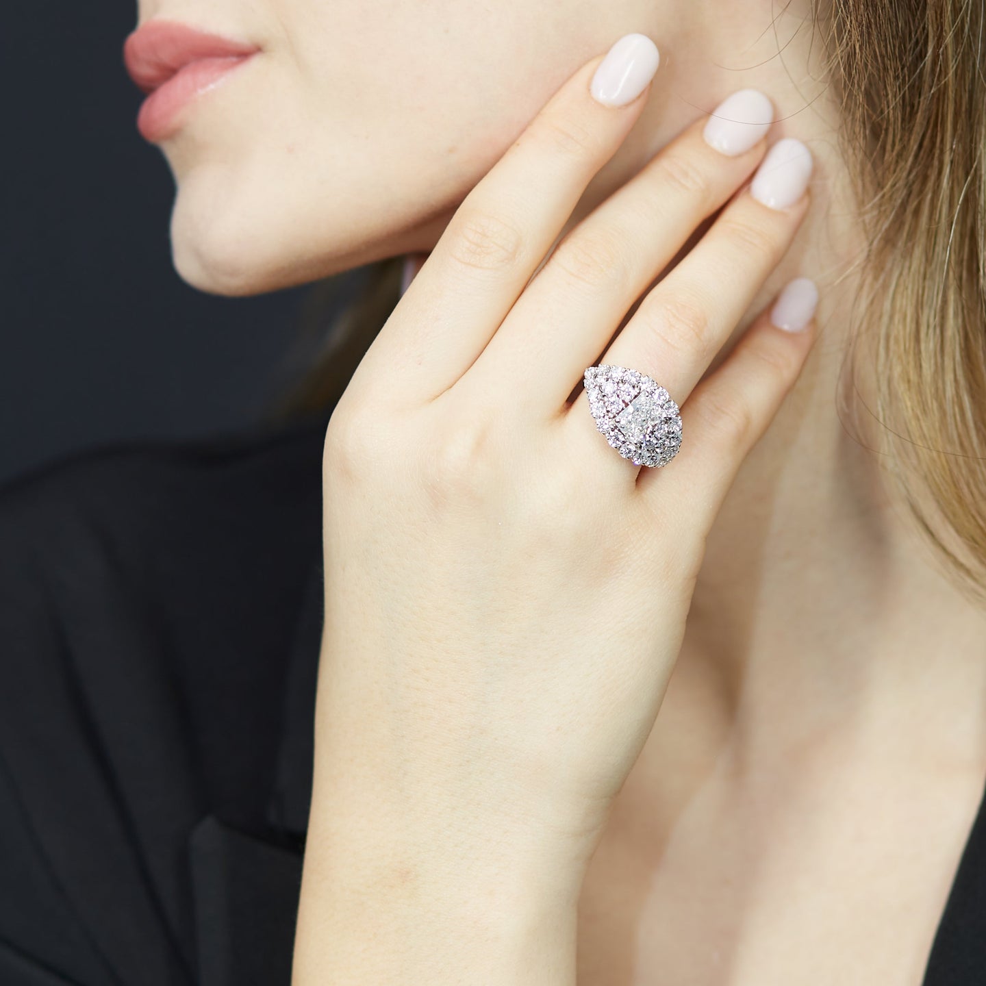 Anello Fascia in oro bianco con diamanti lab-grown taglio radiant e brillante, 4,53 carati.