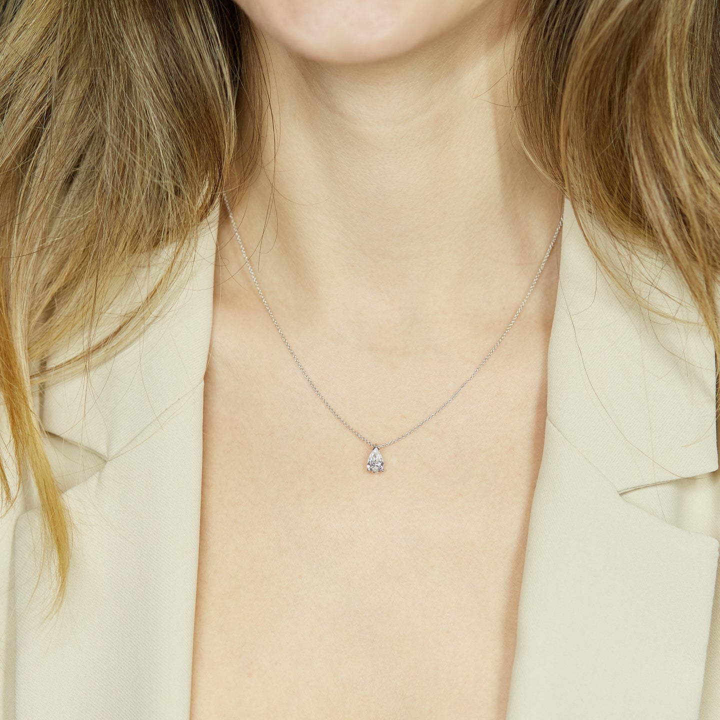 Girocollo punto luce in oro bianco con diamante lab-grown taglio goccia, 0,73 carati.