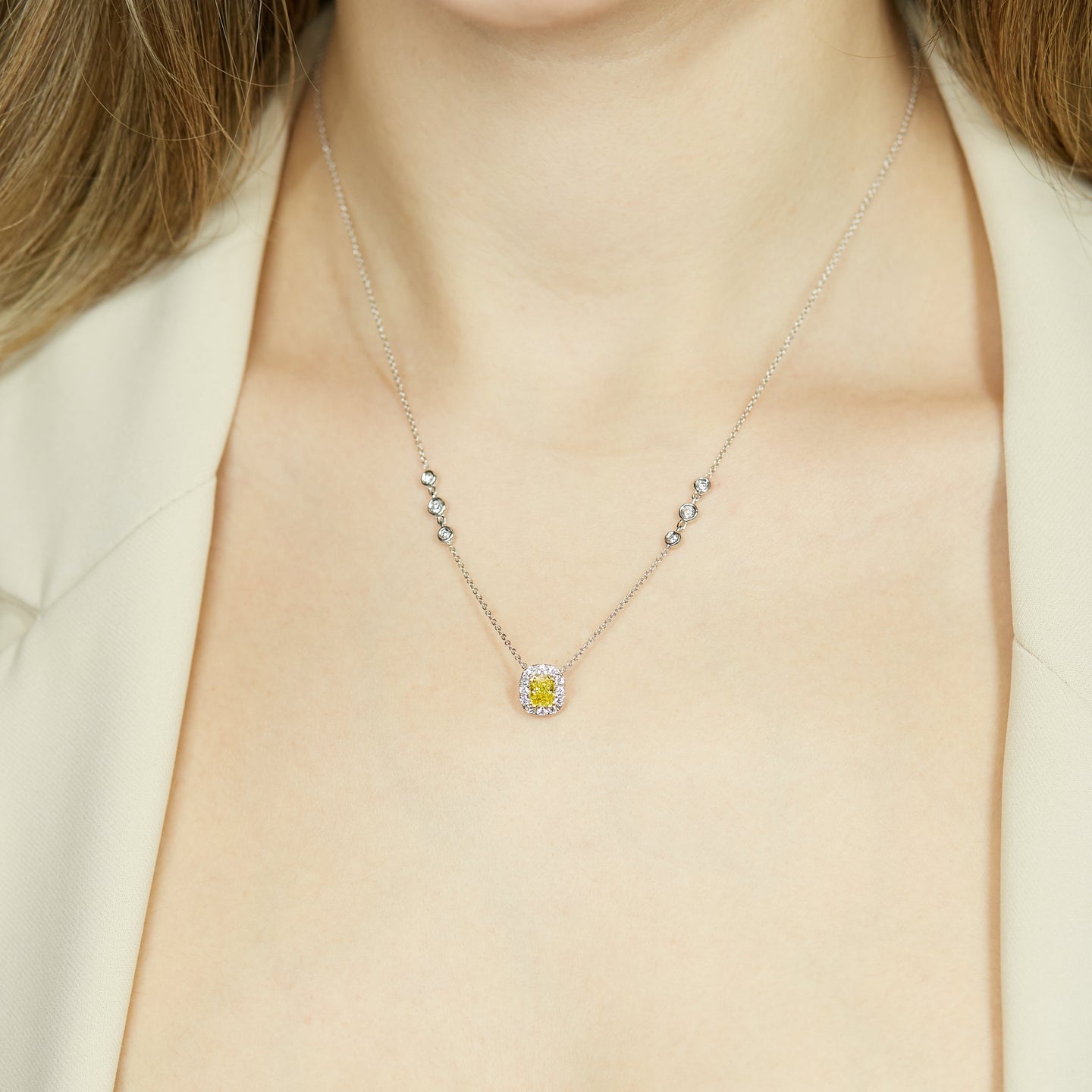 Girocollo dreams in oro bianco e diamante lab-grown taglio cuscino fancy yellow e taglio brillante, 1,12 carati.