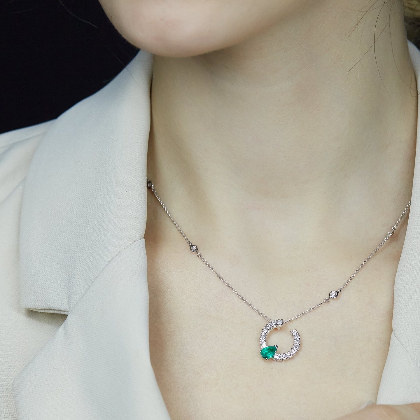 Girocollo in oro bianco con smeraldo Lab-Grown taglio goccia e diamanti Lab-Grown taglio brillante.