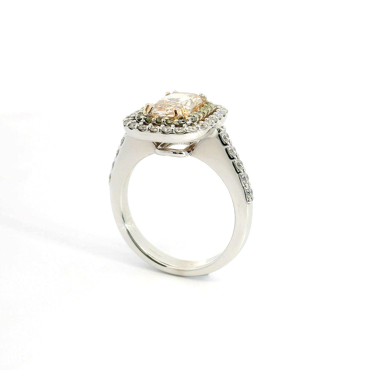 Anello in oro Bianco e Diamanti Lab-Grown taglio Radiant Fancy Pink e taglio Brillante, 2,38 carati.