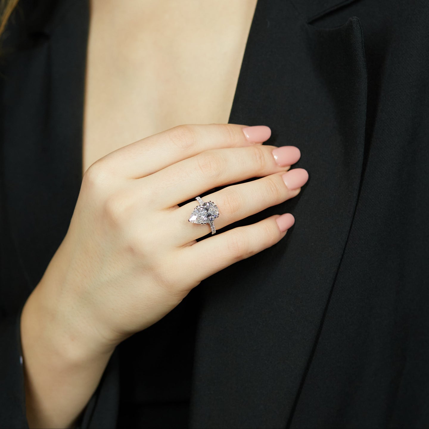 Solitario in oro bianco con diamanti lab-grown taglio Goccia e Brillante, 5,78 carati.