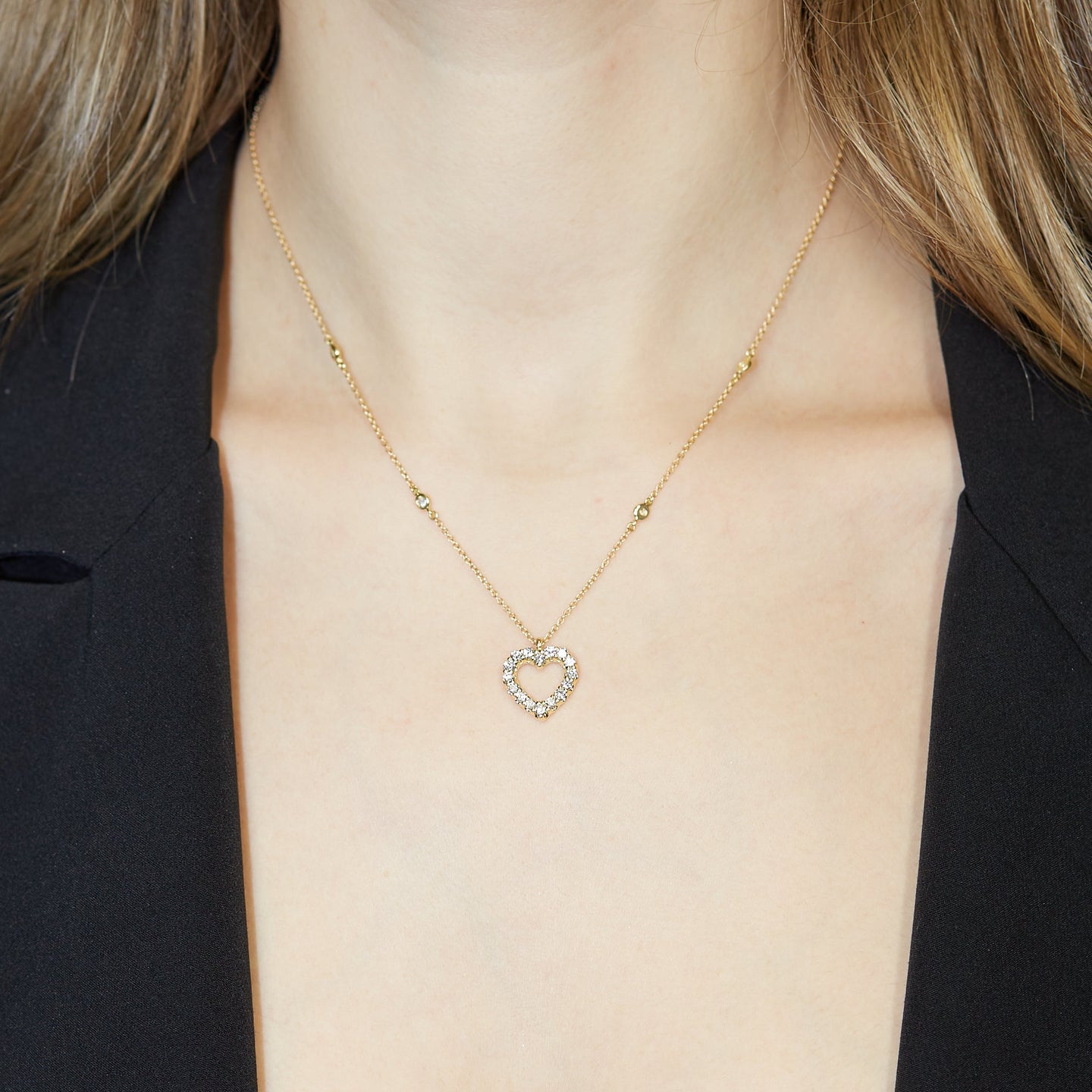 Girocollo a cuore in oro giallo e spot con diamanti lab-grown taglio brillante, 0,69 carati.