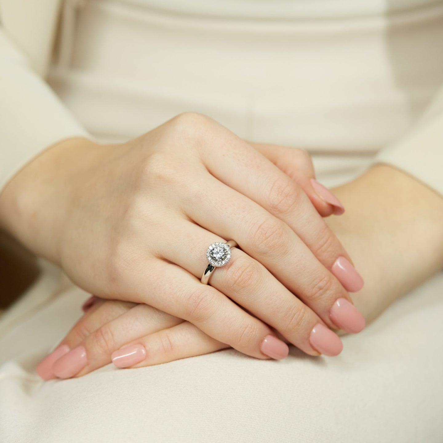 Anello in oro bianco con diamanti Lab-Grown taglio brillante, 1,20 carati.