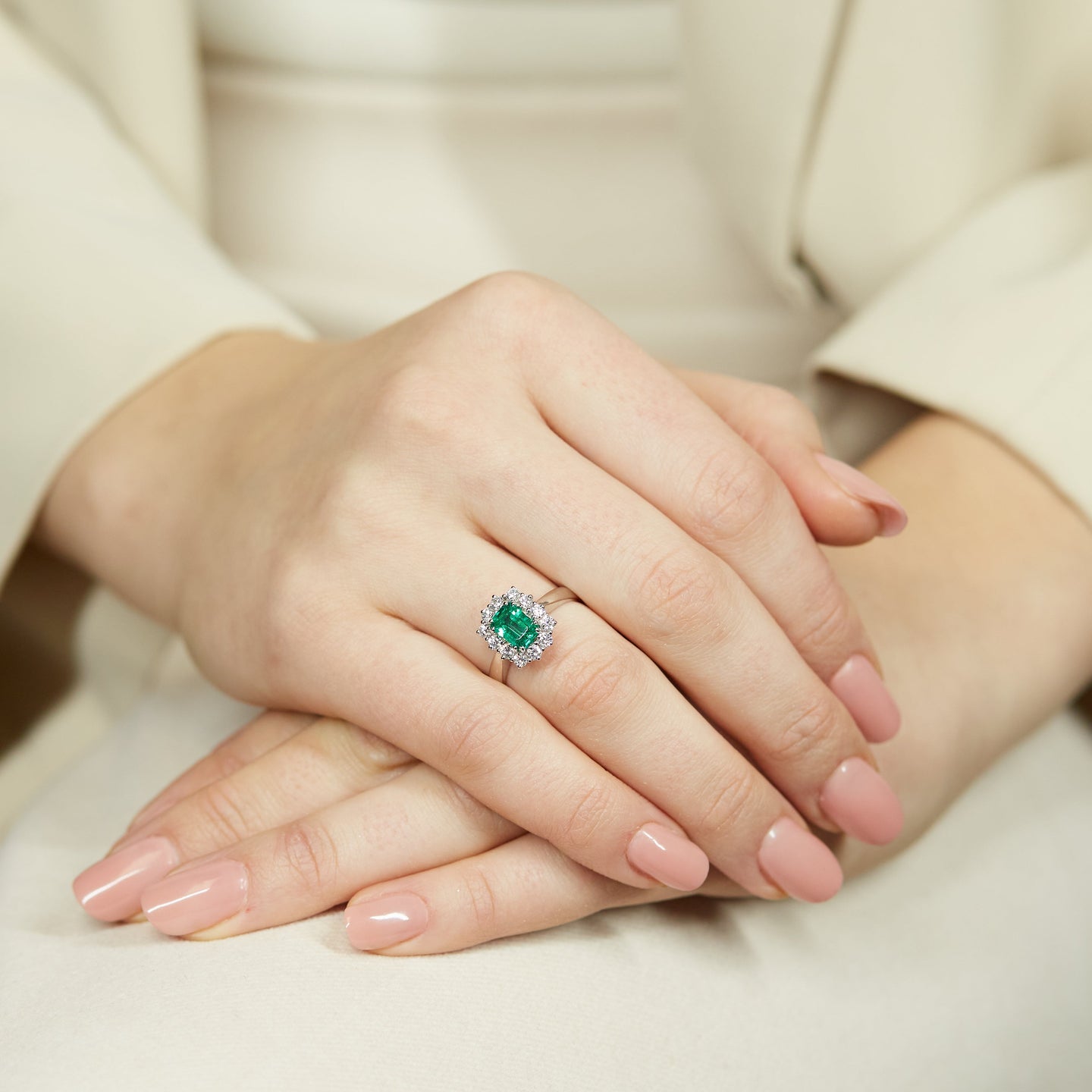 Anello in oro bianco con smeraldo lab-grown e diamanti lab-grown taglio brillante.