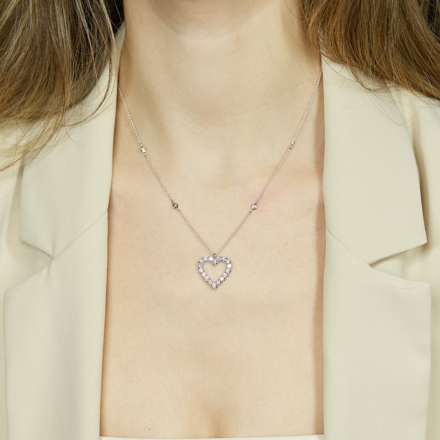Girocollo a cuore in oro bianco e diamanti lab-grown taglio brillante, 1,23 carati.