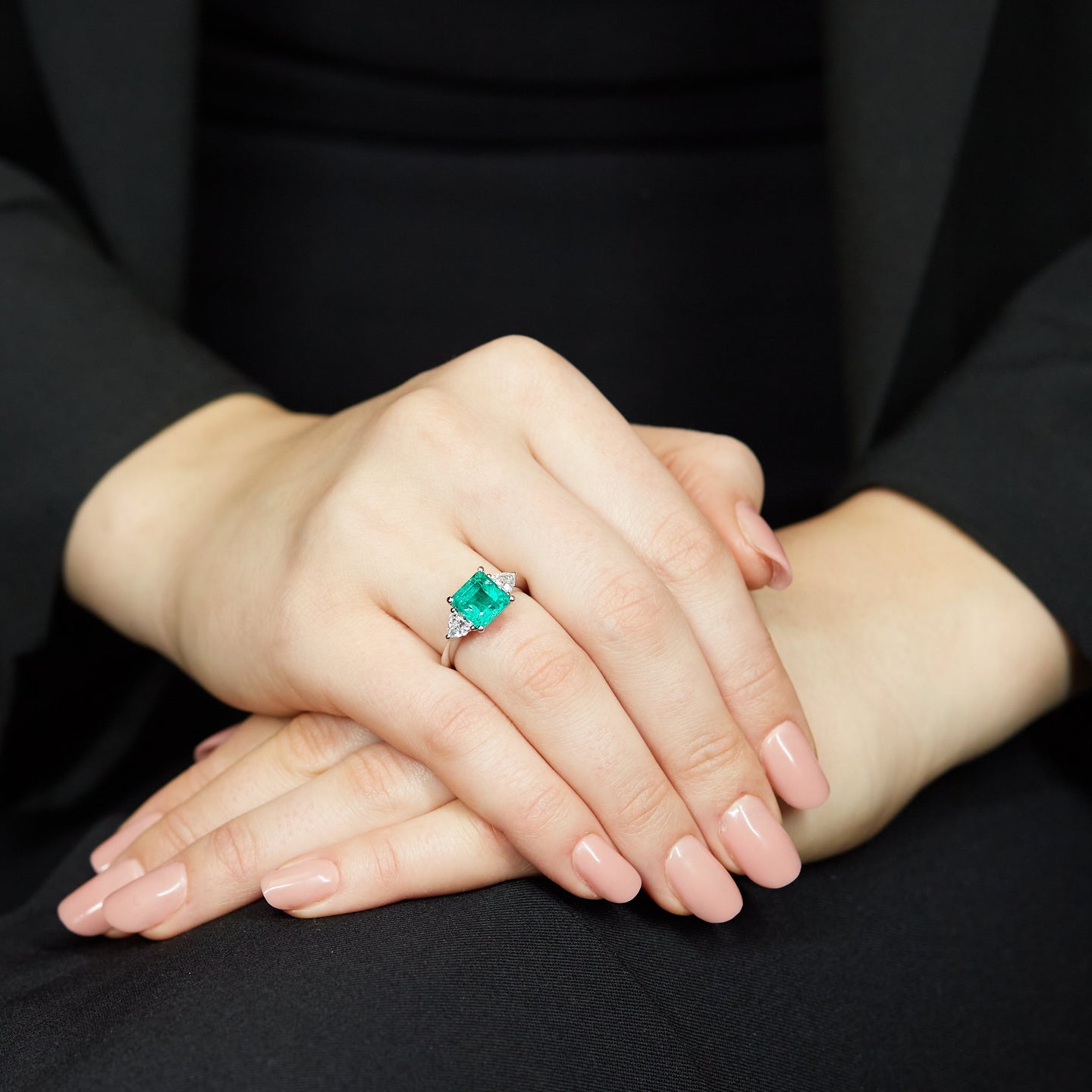 Anello in Oro Bianco con Smeraldo Lab Grown taglio asscher e Diamanti Lab-Grown taglio trillion.