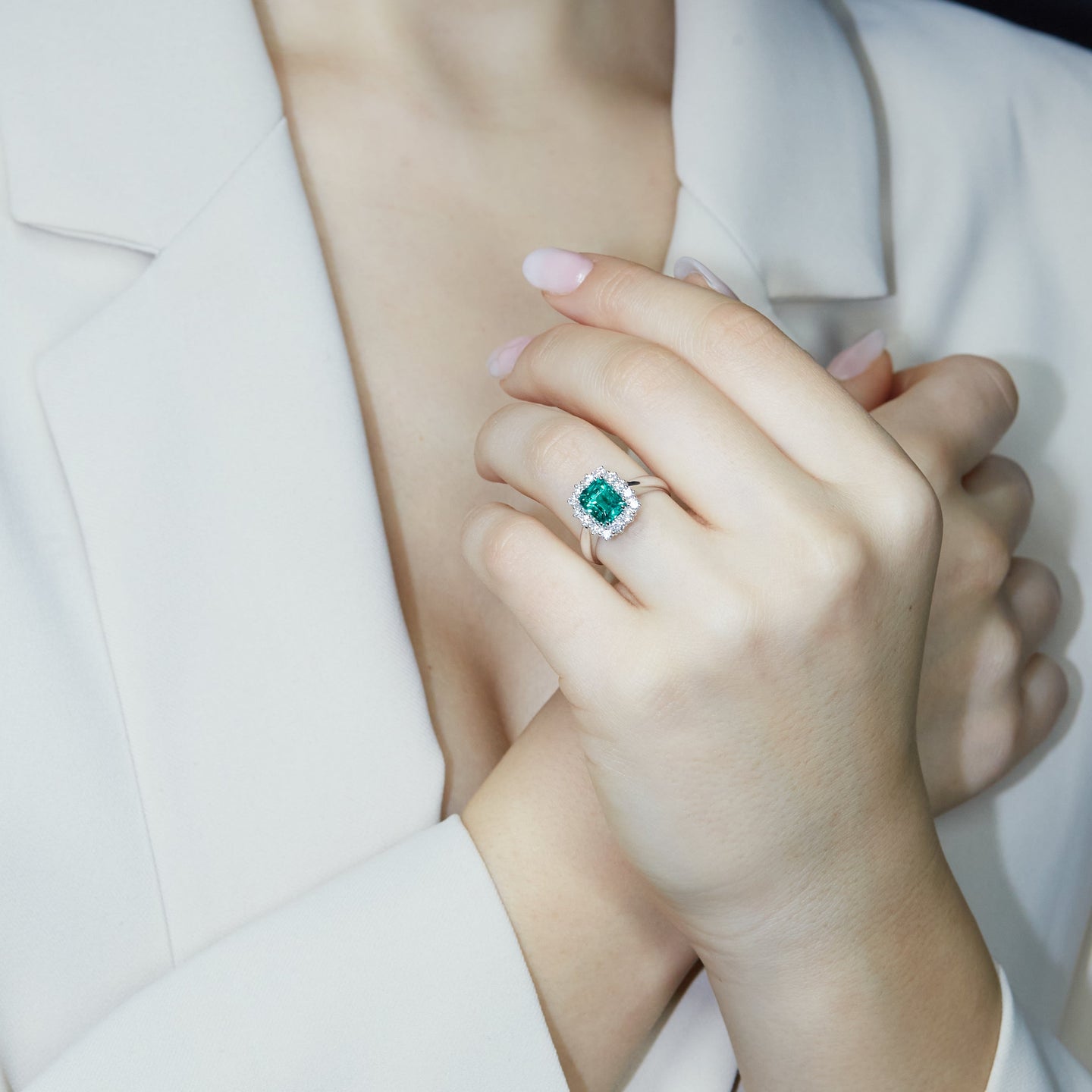 Anello in oro bianco con smeraldo lab-grown e diamanti lab-grown taglio brillante.