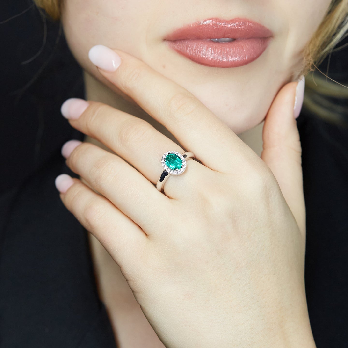 Anello in oro bianco con smeraldo Lab-Grown taglio ovale e diamanti Lab-Grown taglio brillante.