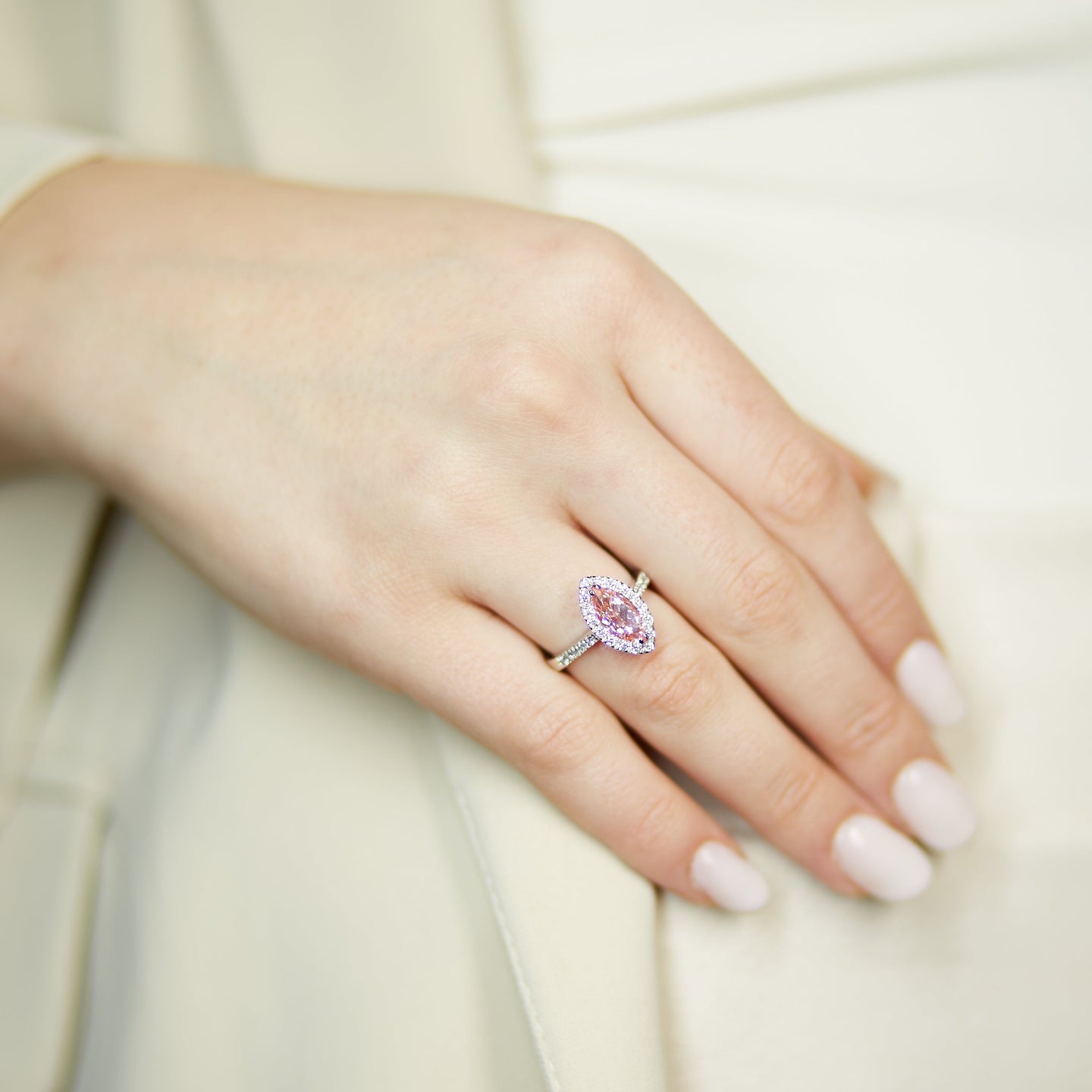 Anello Dreams con diamante Lab-Grown Fancy Vivid Pink e diamanti Lab-Grown taglio brillante.