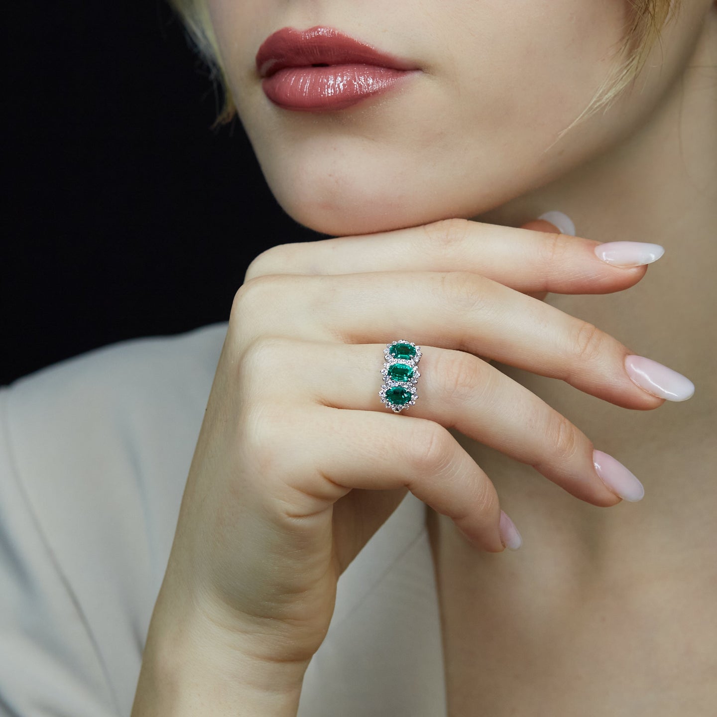 Trilogy in oro bianco con smeraldi Lab-Grown taglio ovale e diamanti Lab-Grown taglio brillante.