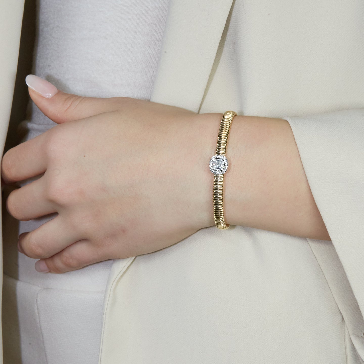 Bracciale Queen con centrale e contorno in oro giallo tubogas con Diamante Lab-Grown taglio cuscino e Diamanti Lab-Grown taglio brillante, 1,23 carati.