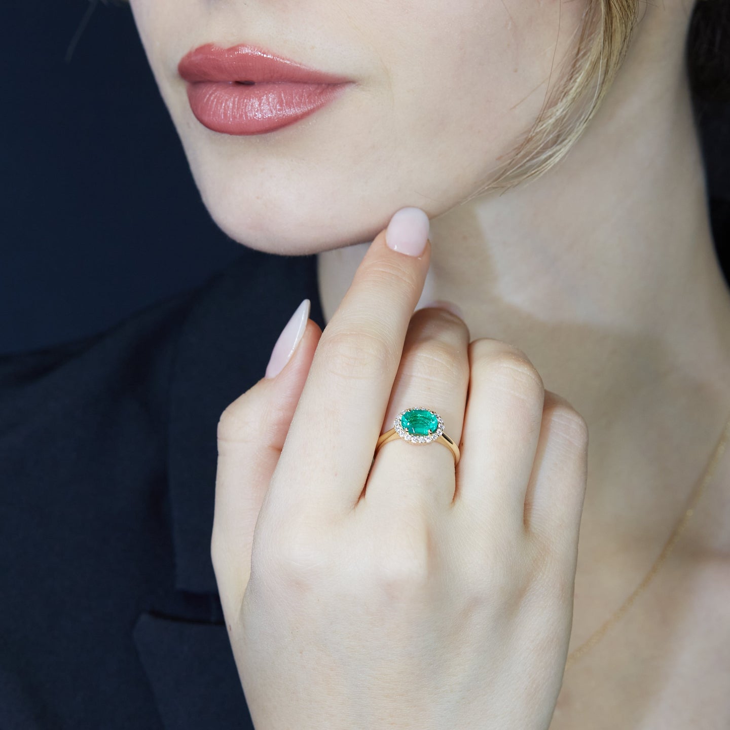 Anello in oro giallo con smeraldo Lab-Grown e diamanti Lab-Grown taglio brillante.